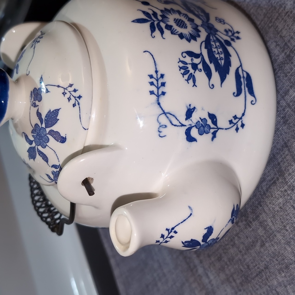 Blue Onion Pattern Tea Pot - Picture 7 of 9